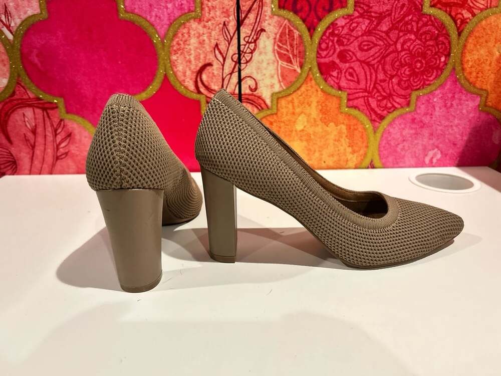 Adrienne Vittadini Women's Beige Knit Pointed Toe Chunky High Heel Pumps Size 8